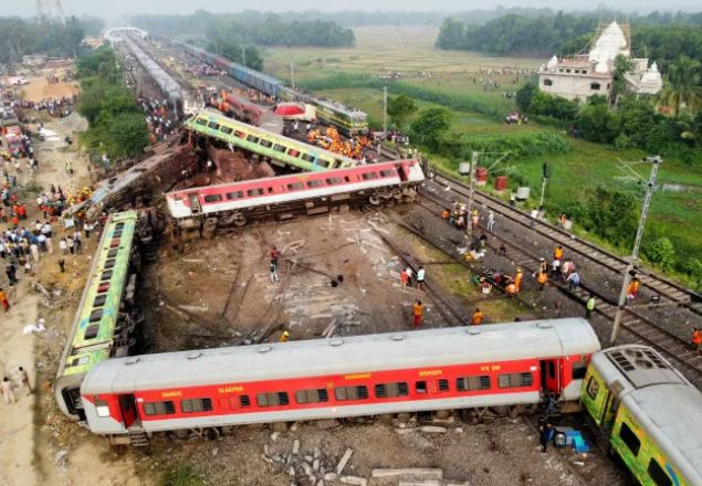 Над 230 загинали и 900 ранени: Ужасът след влаковата катастрофа в Индия не спира ВИДЕО