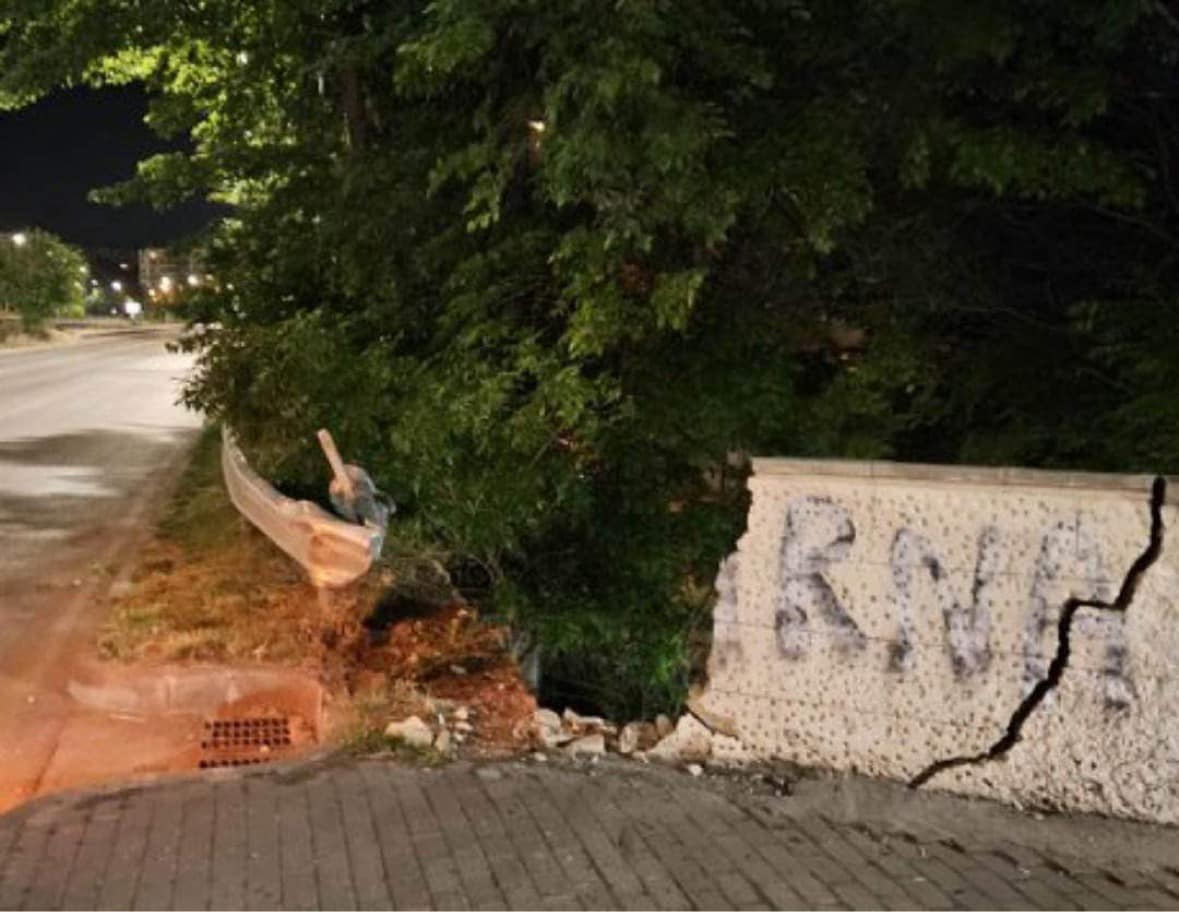 Зрелищна катастрофа във Варна: Кола разби бетонна стена и падна по таван СНИМКИ 