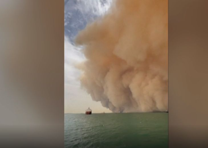 Страшно е: Пясъчна буря сее смърт в Суецкия канал ВИДЕО