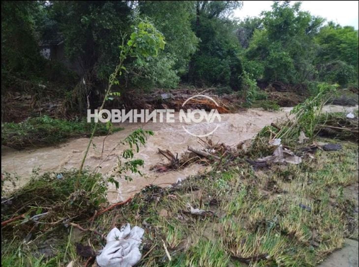 Воден кошмар: Стихия помете българско село, приливна вълна го остави без ток СНИМКИ