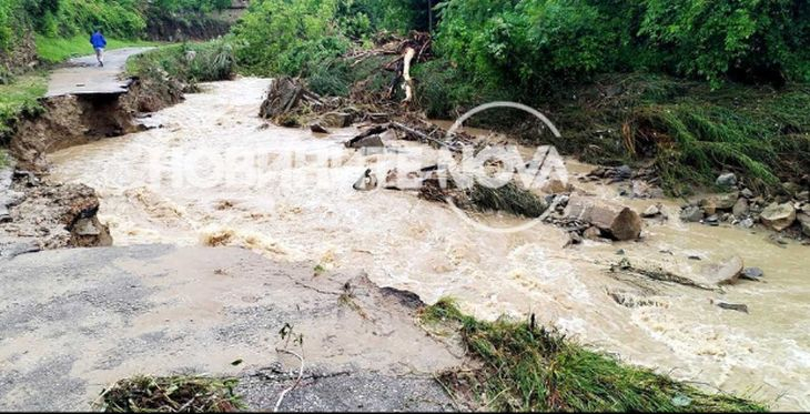 Воден кошмар: Стихия помете българско село, приливна вълна го остави без ток СНИМКИ