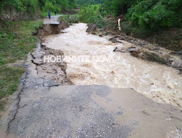 Воден кошмар: Стихия помете българско село, приливна вълна го остави без ток СНИМКИ