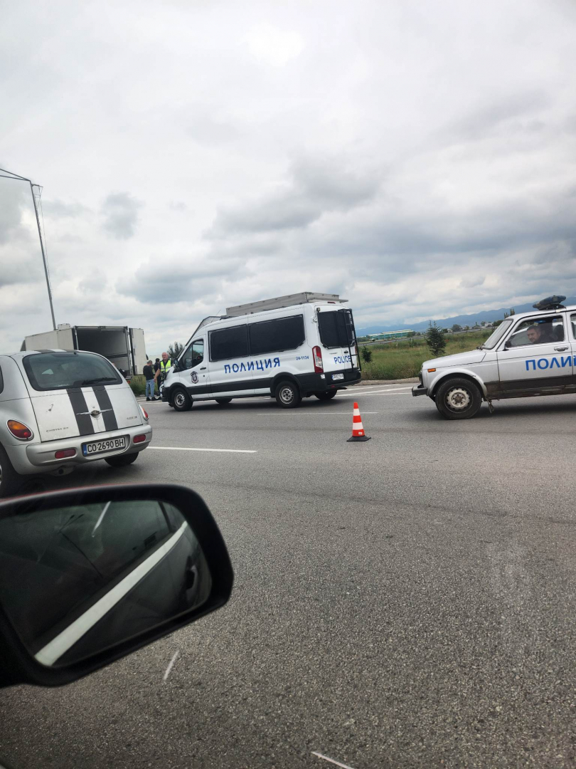 Нови подробности за сгащения бял бус със задушаващи се мигранти в София СНИМКИ