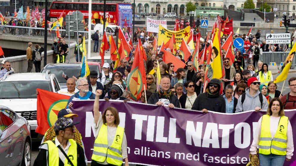 Стотици шведи с плакати "Не на НАТО" излязоха по улиците в Стокхолм СНИМКА