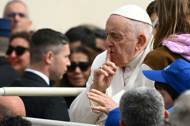 Извънредно: Папа Франциск е в болница, от Ватикана мълчат!