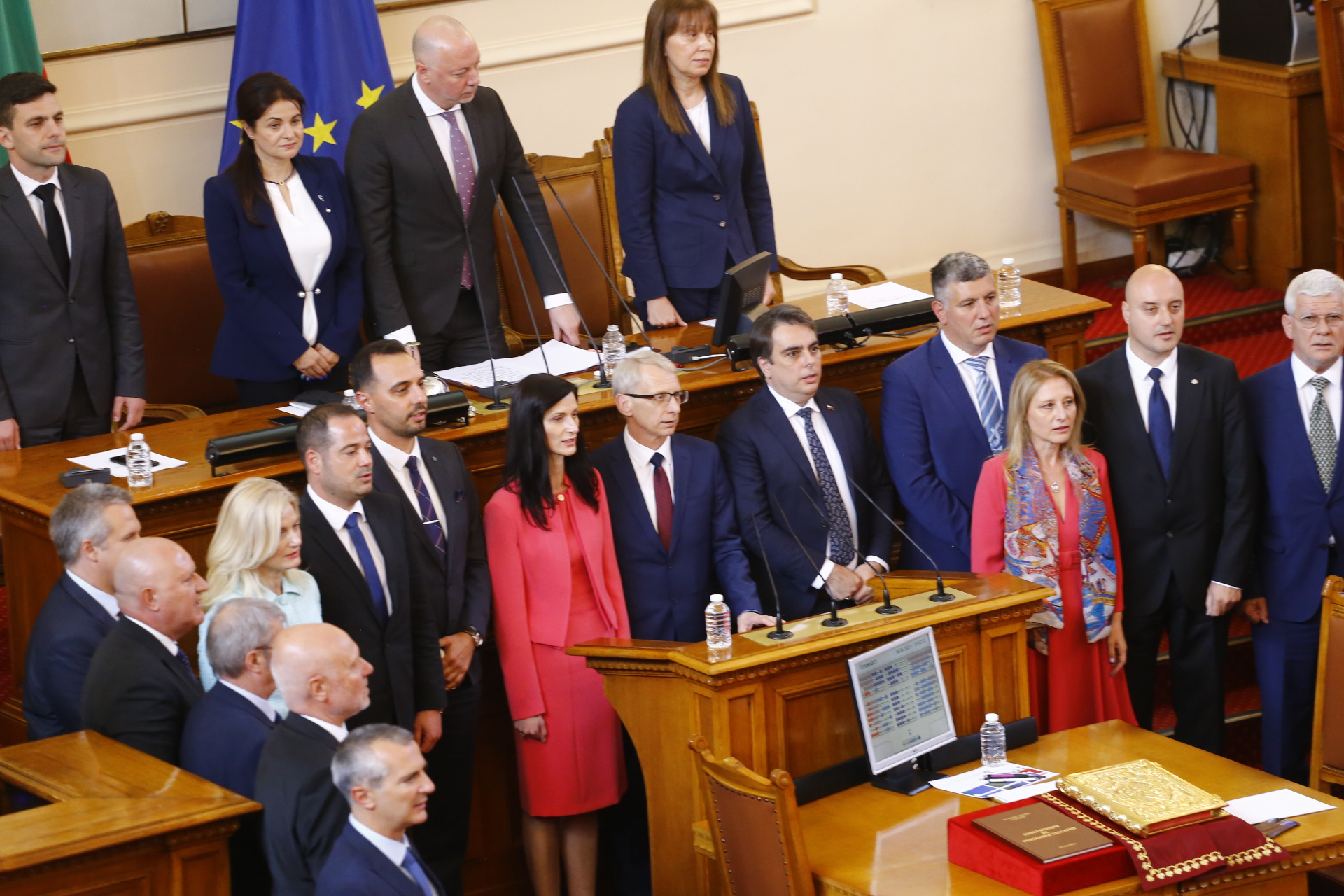 Ето кои депутати от Промяната НЕ подкрепиха новото правителство СНИМКИ 