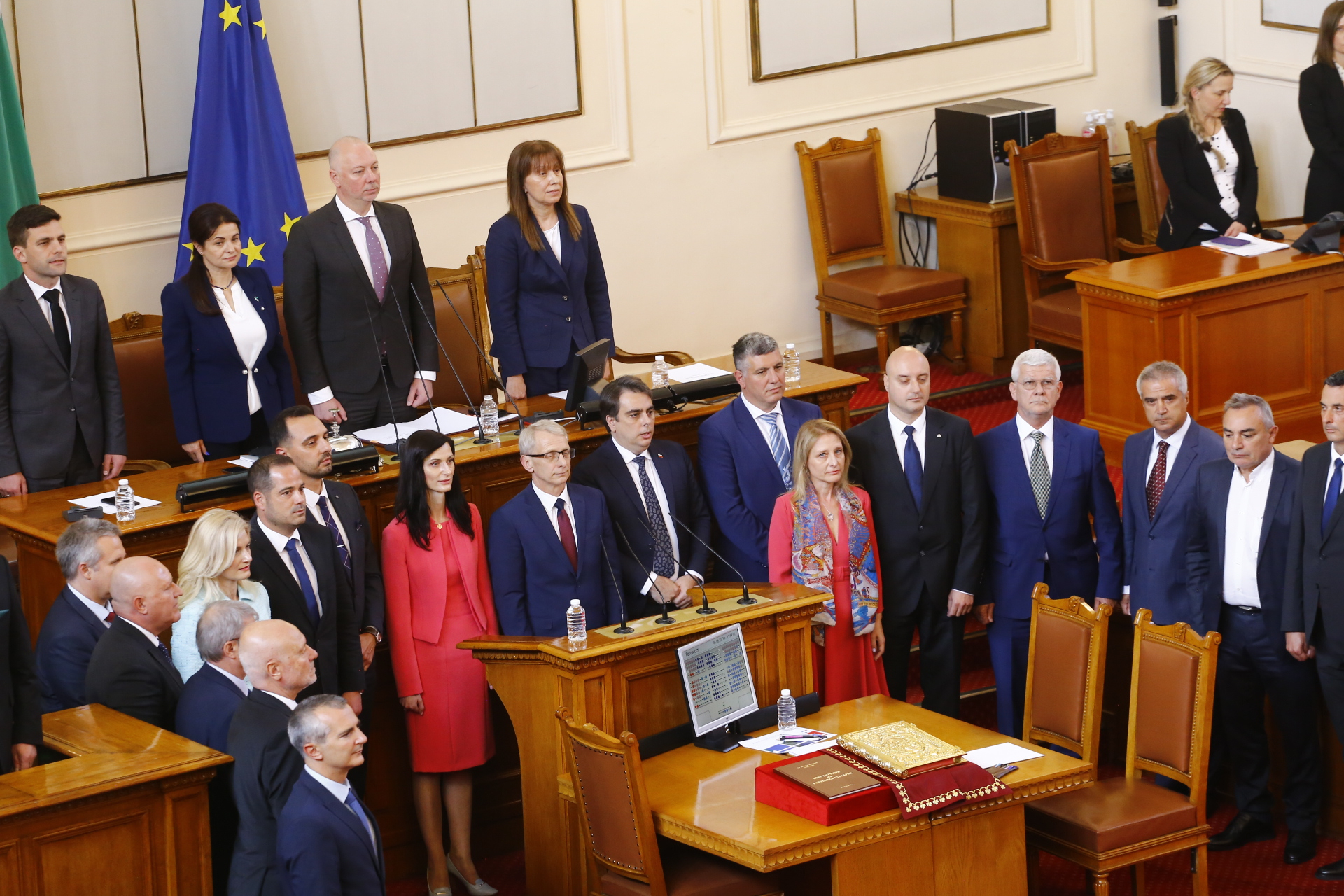 България осъмва с двама премиери и два парламента, ако се случи това
