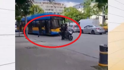 Зверско ВИДЕО: Моторист налетя на бой на шофьора на тролей в София и... ВИДЕО