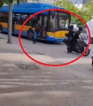 Зверско ВИДЕО: Моторист налетя на бой на шофьора на тролей в София и... ВИДЕО