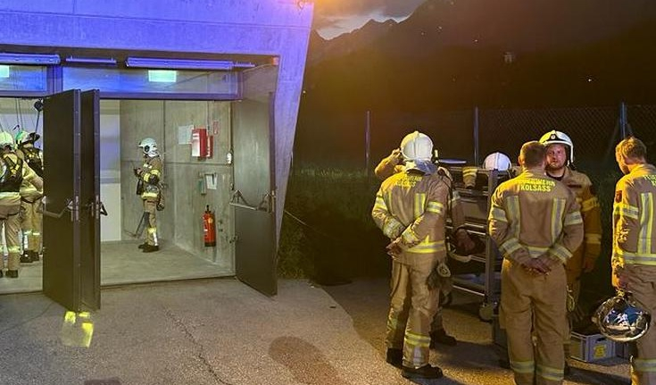 Пожар пламна в тунел с преминаващ влак с 365 пътници в Австрия СНИМКИ