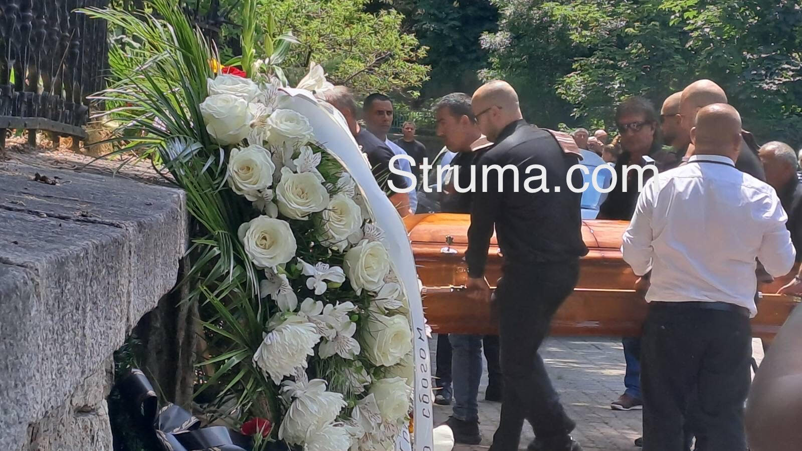 Започна погребението на Геле в Дупница, Златко Баретата е там СНИМКИ