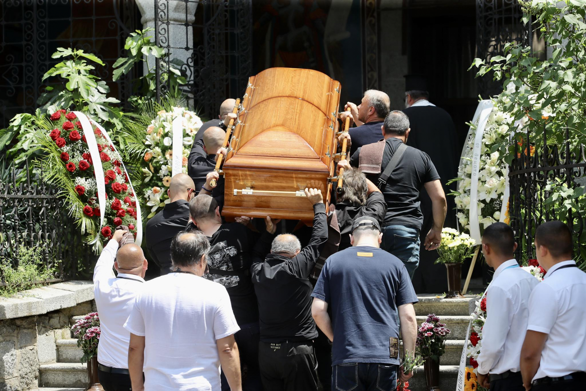 Нова мистерия обви погребението на Геле СНИМКИ