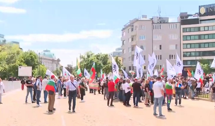 Протест на „Възраждане” и „Левицата” блокира центъра на София ВИДЕО