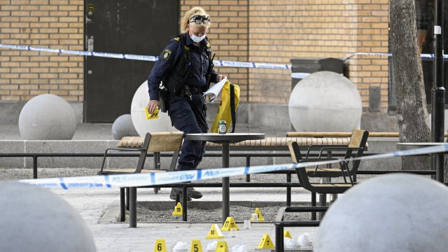Трагедията е неописуема! 15 г. момче е жертвата на стрелбата в Стокхолм СНИМКА