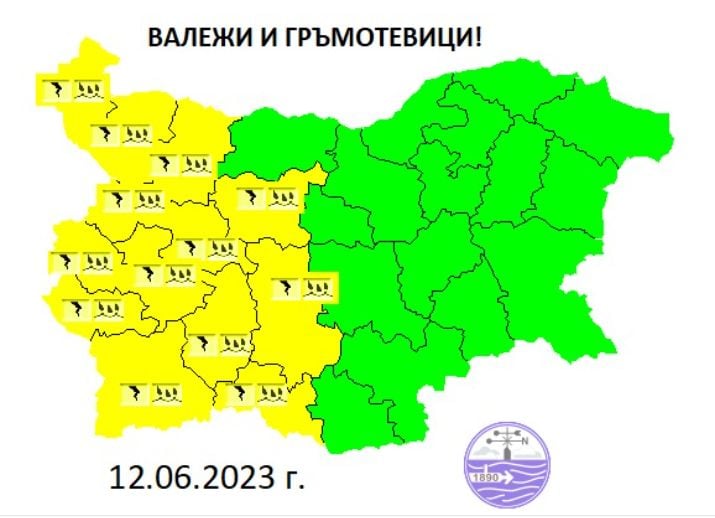 Градушки и гръмотевични бури удрят България, най-тежко ще е... КАРТА