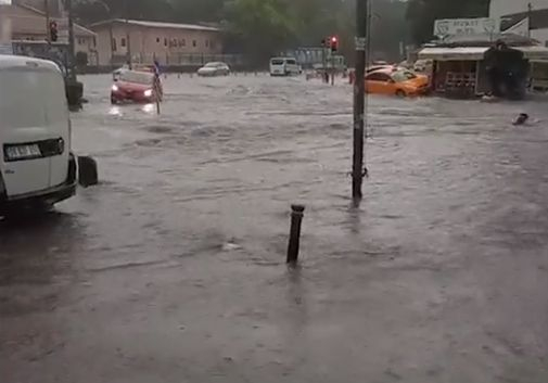 Водно бедствие удари Анкара, небето се продъни ВИДЕО 