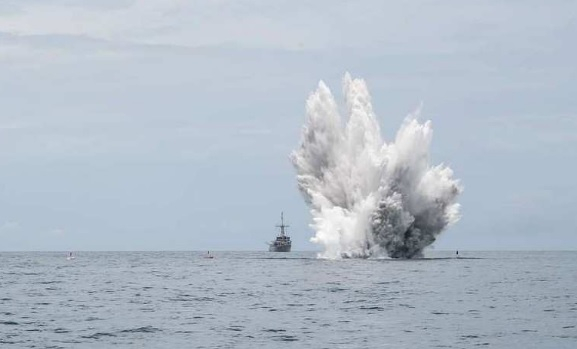 ВИДЕО от войната: Показаха атаката на надводни дронове срещу руския кораб "Приазовие" 