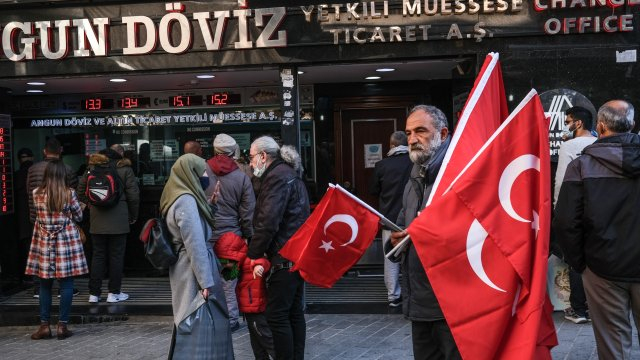 Турската лира продължава да се срива главоломно, удари историческо дъно 