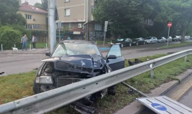 В ранни зори: Зрелищна катастрофа на "Цариградско шосе" в София СНИМКИ