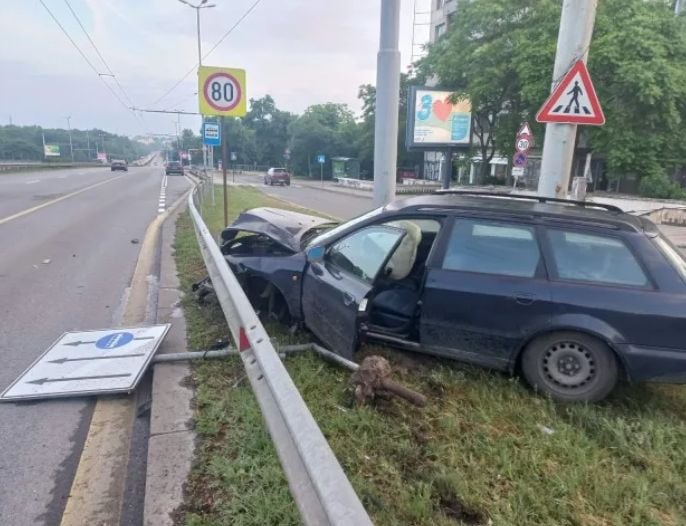 В ранни зори: Зрелищна катастрофа на "Цариградско шосе" в София СНИМКИ