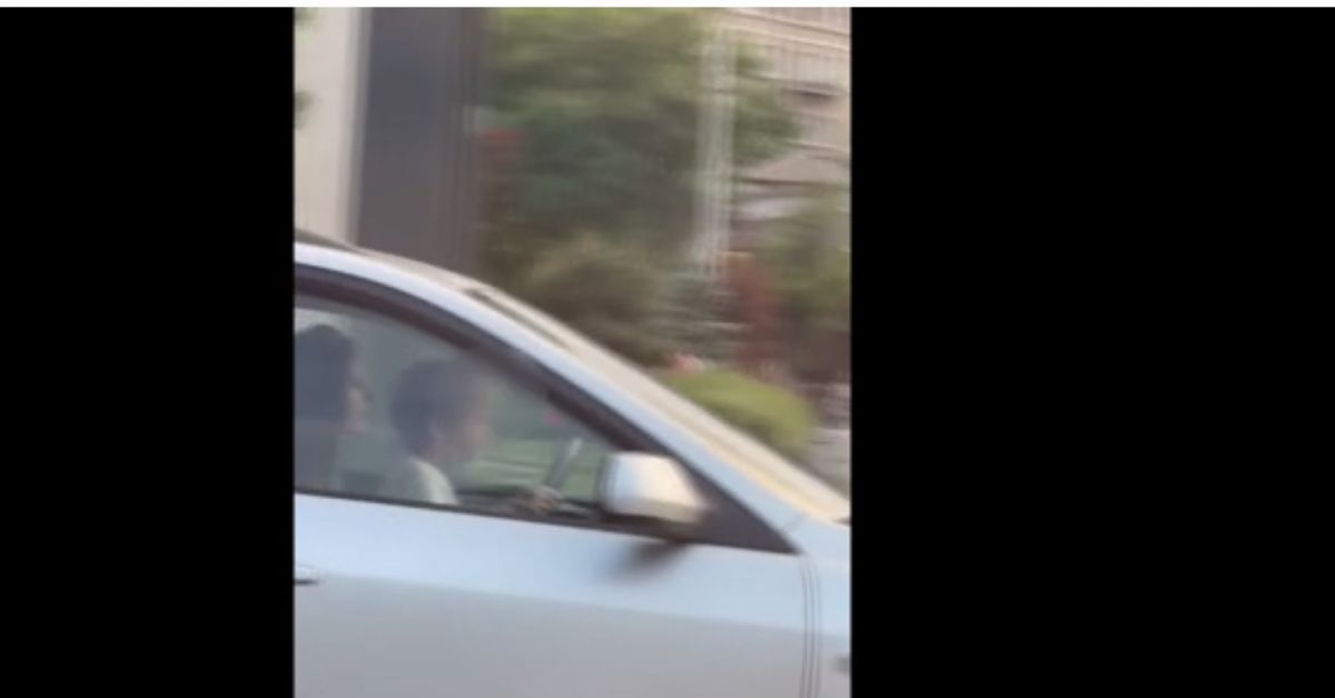 Потресаващо: Дете кара кола през кръстовището на Сточна гара в София ВИДЕО