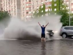 Мрежата се чуди и мае: На какви медикаменти е този ВИДЕО 