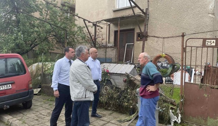 Депутатите на БСП Свиленски и Ченчев на място при пострадалите хора в Берковица