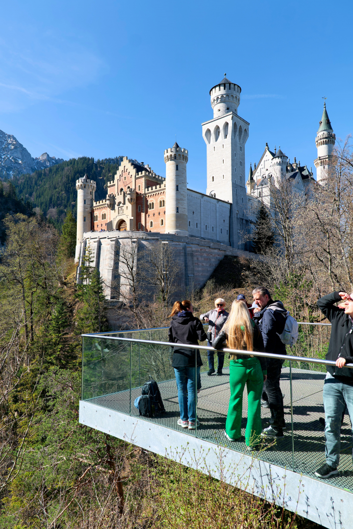 Разгонен американец погна две туристки и извърши немислимото в най-прочутия германски замък 