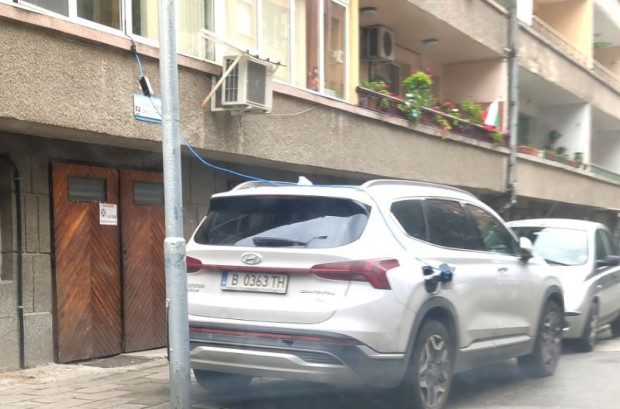 Пловдивчанин гледа и не вярва на очите си какво стърчи от този балкон на метри от полицията СНИМКА