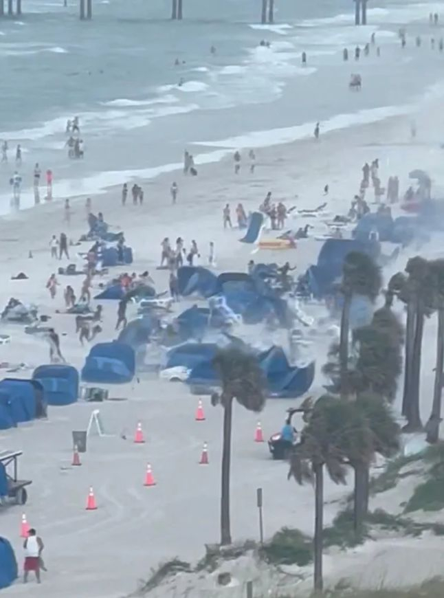 Смерч помете плажуващи във Флорида, двама са ранени ВИДЕО