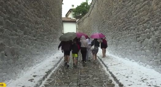 Чудо в Пловдив: Сняг заваля през юни ВИДЕО