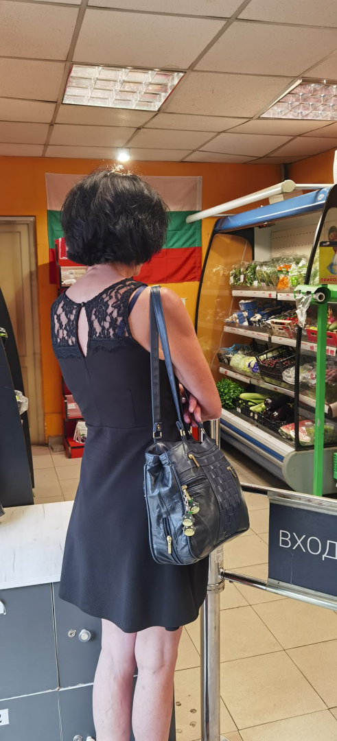 Видите ли тази дама в малка черна рокля в магазина, бягайте далече! СНИМКИ