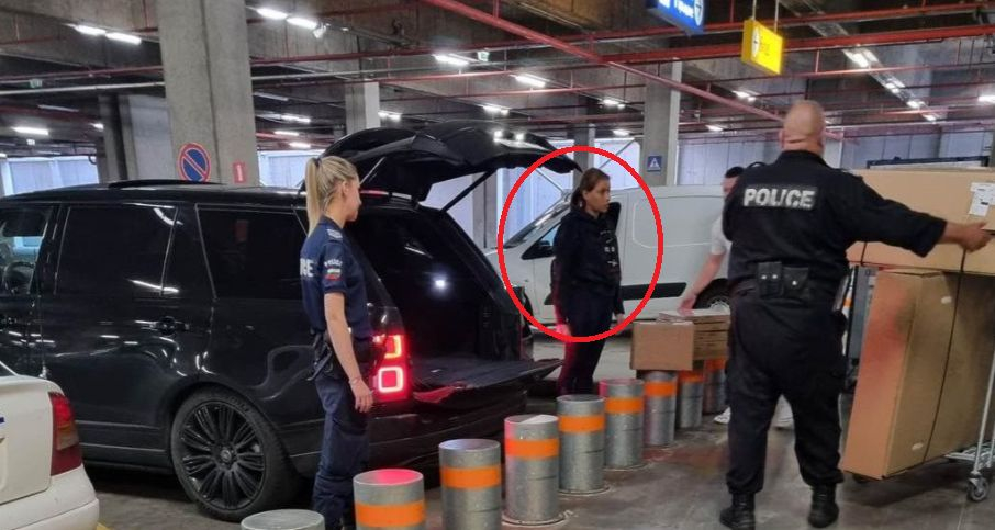 Полицаи мъкнат мебелите на бившата на Пепи Еврото Любена Павлова СНИМКИ