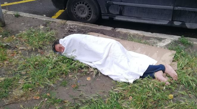 Потресаваща гледка в центъра на Варна, млад мъж лежи на земята СНИМКИ 