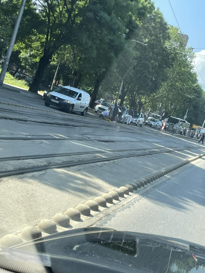 Страшно меле на голям булевард в София, пешеходка лежи на земята СНИМКА