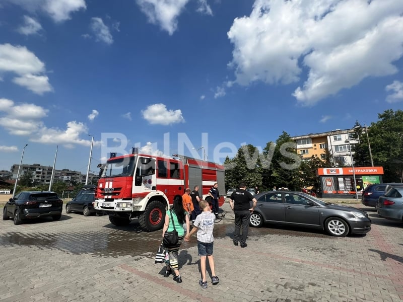 Безпрецедентна драма на паркинг във Враца, почерня от спасители и зяпачи СНИМКИ 