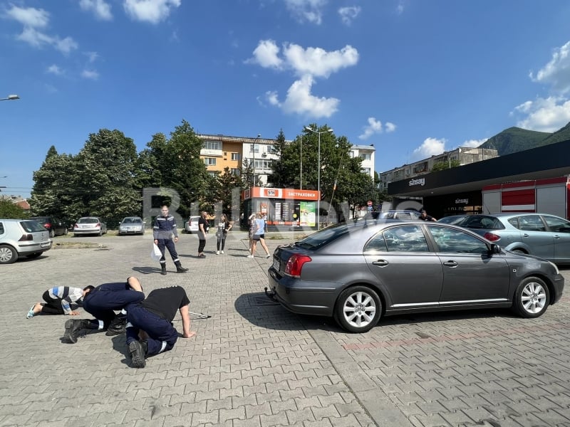 Безпрецедентна драма на паркинг във Враца, почерня от спасители и зяпачи СНИМКИ 