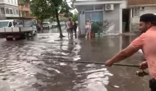 Библейски потоп удави Поморие, ентусиасти ловят риба направо на улицата ВИДЕО 