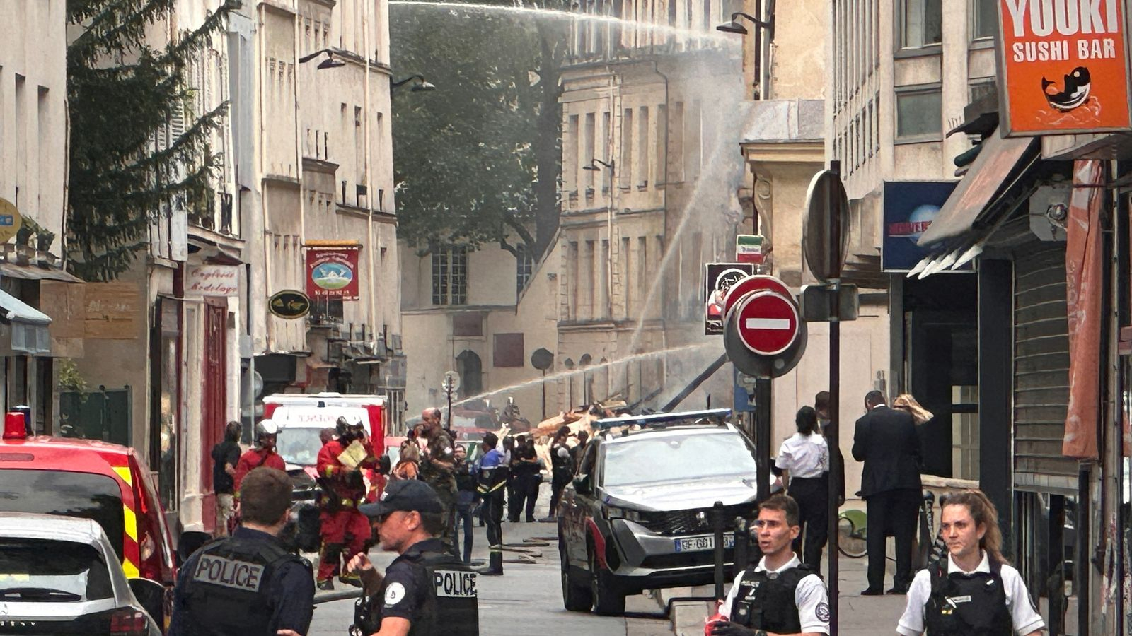 Паника в Париж: Силен взрив разтърси града, има ранени ВИДЕО 