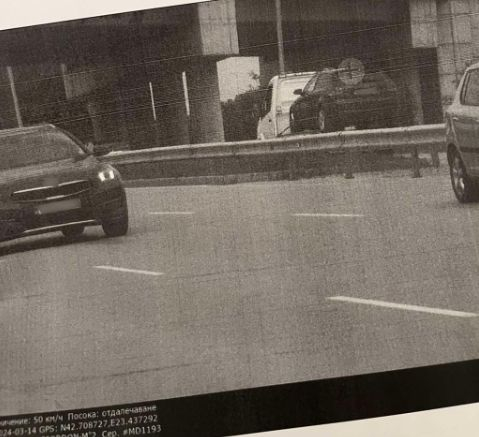 Пълен абсурд: Глобиха шофьор за превишена скорост, докато репатрак пренася колата му СНИМКИ 