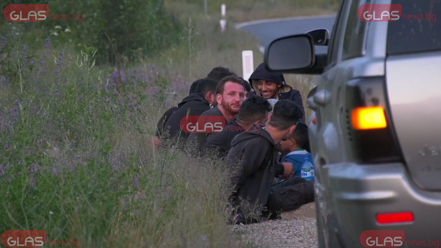 Бесен екшън с 11 бежанци в джип и полиция по Подбалканския път ВИДЕО