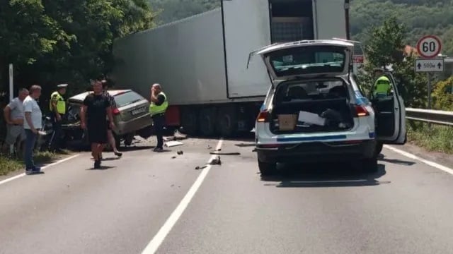 Първи СНИМКИ от тежката катастрофа с труп на жена до Симитли