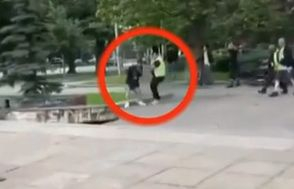 Охраната на "София Прайд" извади оръжие на младежи в парк и стана страшно ВИДЕО 18+
