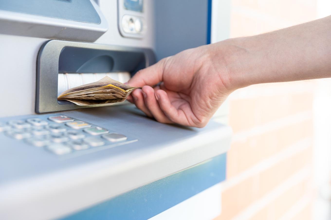 Възрастни "брокерки" заведоха наивна женица до банкомата да изтегли много пари, но...
