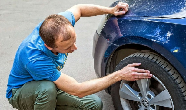 Експерти обясниха защо гумите на колите се износват неравномерно