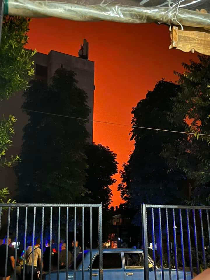 Адски взривове край Карнобат, небето пламна в червено чак до Бургас СНИМКИ