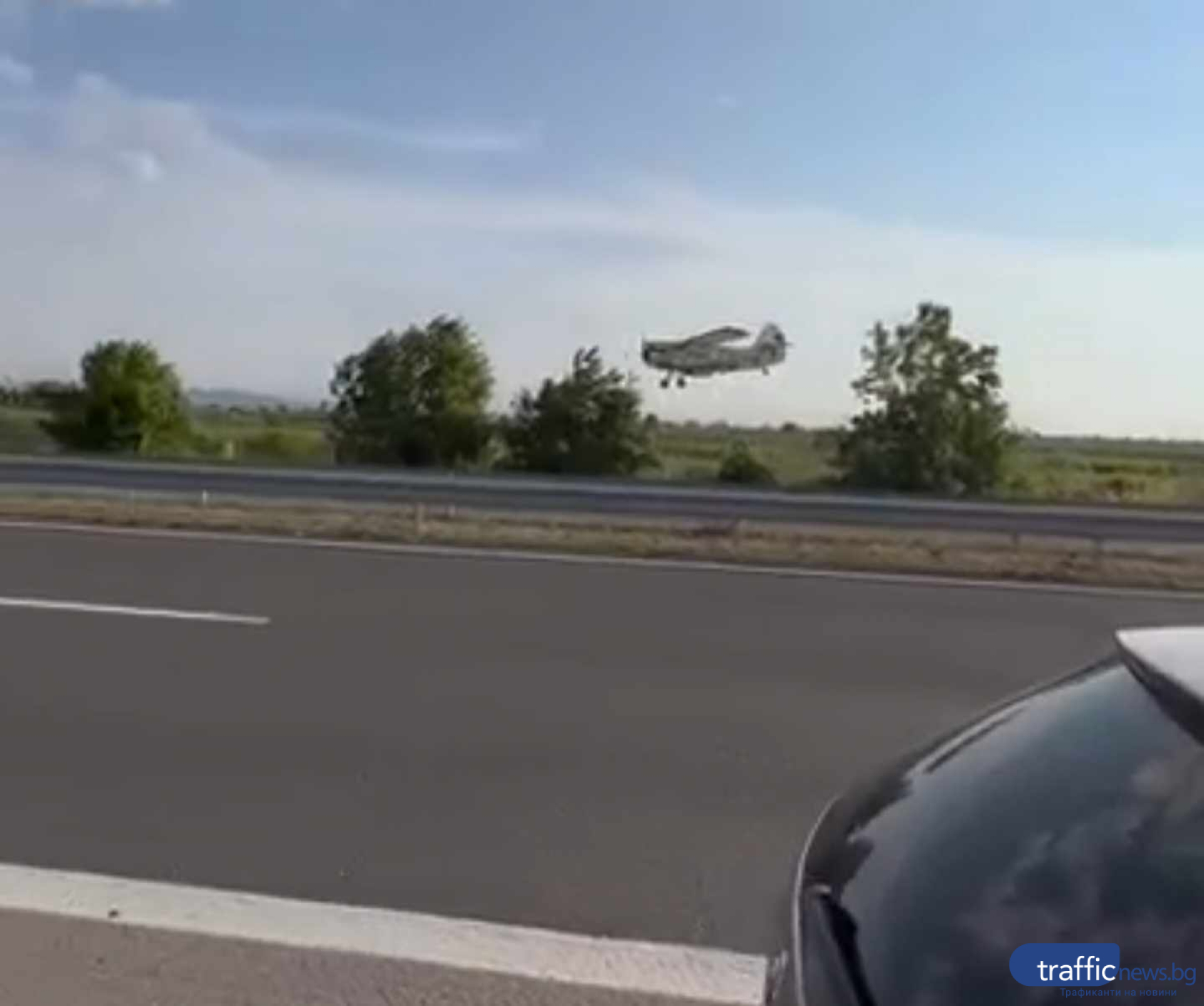 Опасна ситуация с малък самолет на АМ "Тракия", шофьорите изтръпнаха СНИМКИ 