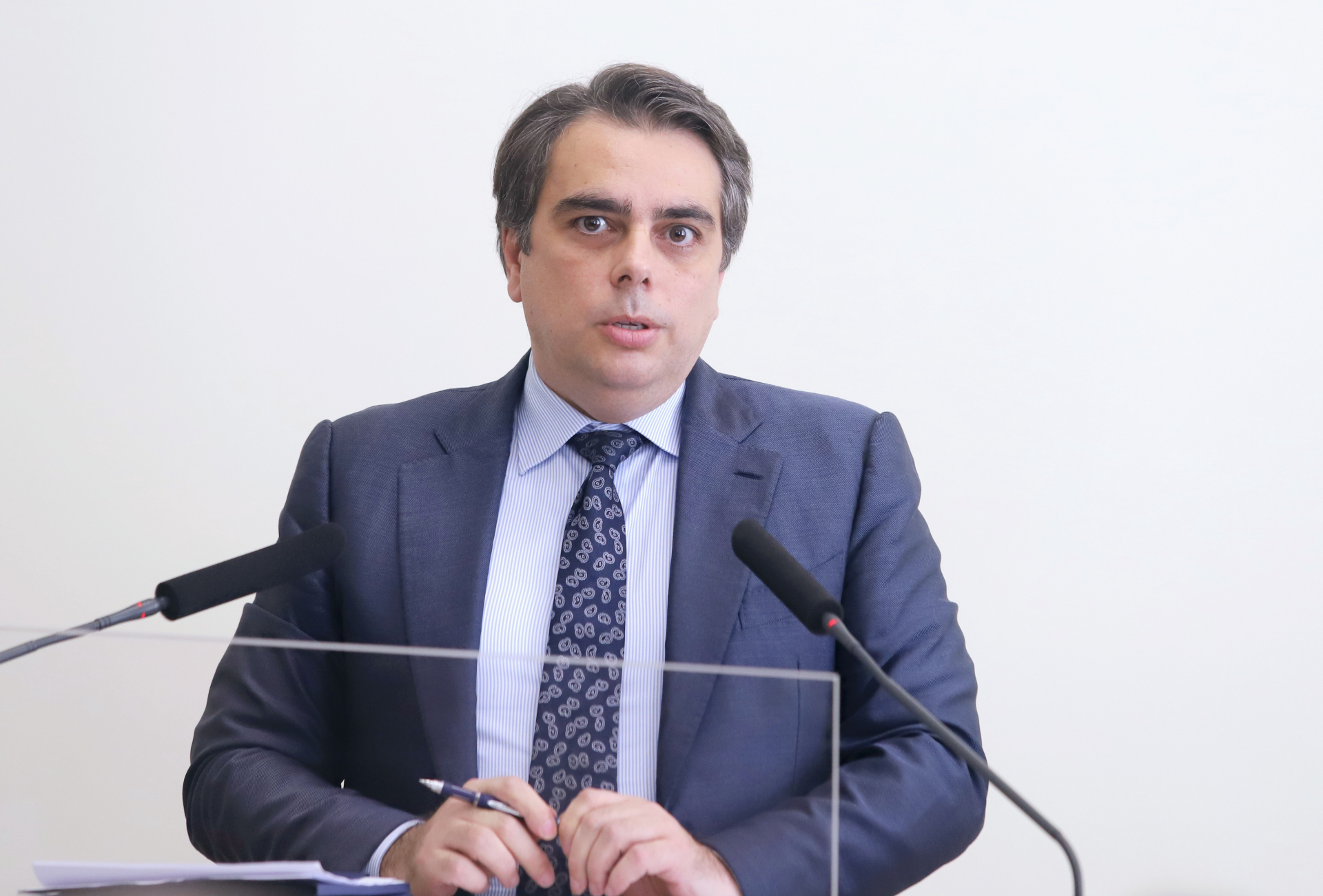 Асен Василев с първи думи за плановете на "Лукойл" да напусне България