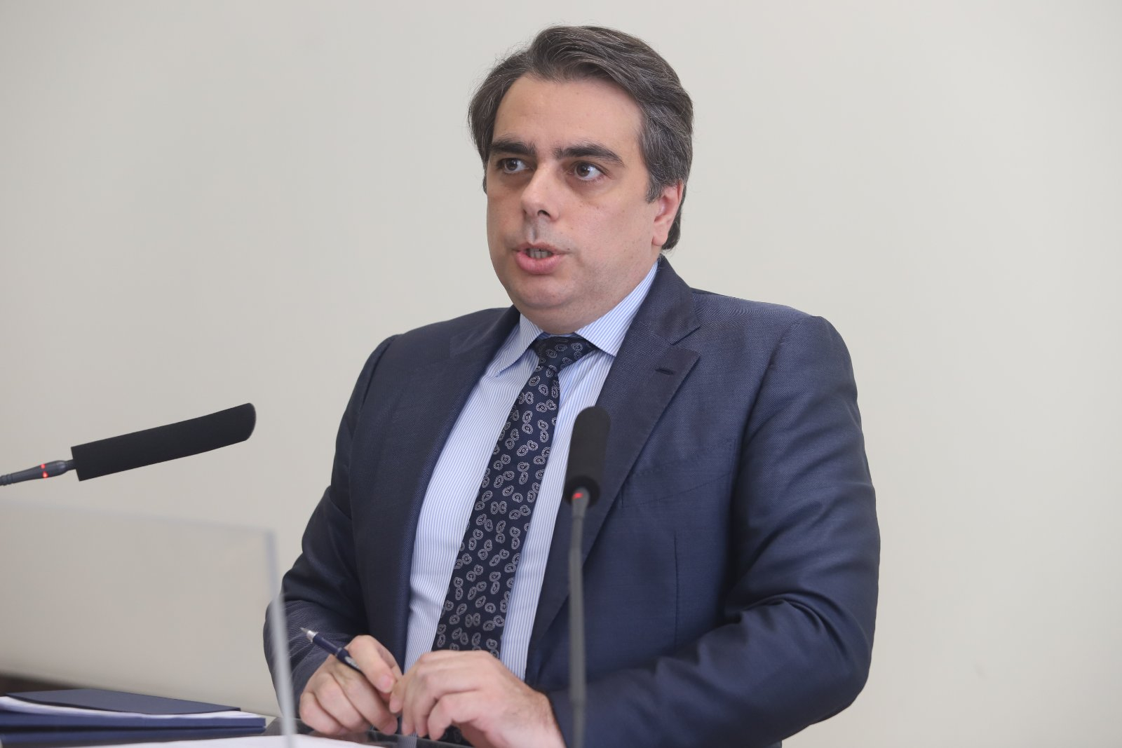Икономист огласи фатално финансово решение на Василев, иде мор за българите