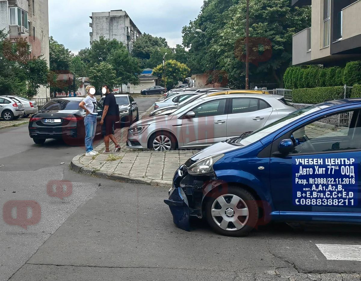 Зрелище в Бургас! Блондинка в учебна кола се тресна в суперскъп "Брабус" с тузарски номера СНИМКИ